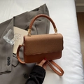 Borsa in pelle marrone con patta intrecciata e dettagli eleganti con bordo a onde - Marrone
