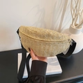 Beige gewebte Brusttasche aus Stroh mit goldenem Reißverschluss und schwarzem Gurt - Schwarz