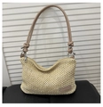 Detailansicht der beige gewebten Tasche mit Reißverschluss, Lederriemen und Markenlogo - Khaki