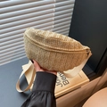 Gewebte Stroh-Brusttasche in Natur mit verstellbarem beigem Gurt und Reißverschluss - Khaki