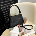 Bolso bandolera negro con textura litchi, asa de arco y detalles metálicos plateados - Negro