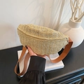 Modische beige gewebte Stroh-Brusttasche mit braunem breitem Schultergurt auf Holz - Braun