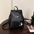 Zaino chic in pelle nera con simpatico viso di gatto bianco e motivo a zampe - Nero