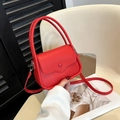 Bolso silla rojo de cuero con textura de lichi, asas y correa de hombro ajustable - Rojo
