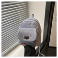 Détail d'un mini sac à dos matelassé lavande avec fermoir argenté et bandoulière chaîne - Bleu