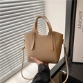 Elegante bolso de mano albaricoque con textura de grano y correa de hombro - Caqui