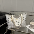 Borsa tote bianca con trama a bolle e stampa a fiocchi neri con manici in ecopelle - Bianco