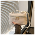 Dettaglio borsa a tracolla beige intrecciata con eleganti finiture dorate e doppia cerniera - Bianco
