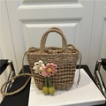 Mini bolso tipo cubo de paja con colgante floral, asas dobles y forro con cordón - Con Colgante / Caqui