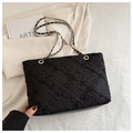 Dettaglio borsa shopper nera trapuntata con texture piumata e tracolla a catena dorata - Nero
