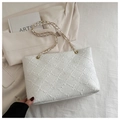 Dettaglio della trama trapuntata e della catena dorata sulla borsa shopper beige donna - Bianco