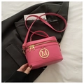 Minimalistische roze handtas met goudkleurig M-logo en verstelbare schouderriem - Rozerood