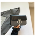 Elegante Schultertasche aus grauem Stoff und schwarzem Leder mit Silberschnalle - Schwarz