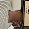 Borsa a tracolla marrone scuro con frange e borchie con trama in finta pelle di litchi - Marrone