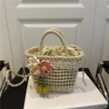 Bolso de paja tejido beige con adornos florales y bolsa interior ajustable - Con Colgante / Beige