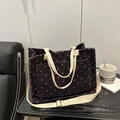 Sac cabas en velours côtelé noir à motifs de cœurs rouges avec bandoulière réglable - Noir