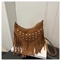 Dettaglio borsa hobo in camoscio marrone con borchie dorate e lunghe frange moda - Marrone Scuro
