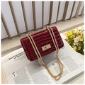 Borsa a tracolla in pelle verniciata rosso scuro con trama coccodrillo e catena - Rosso
