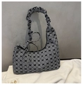 Detalle del bolso hobo de cuadros con lazos negros y una correa de hombro plisada tipo nube - Negro