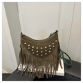 Vue détaillée du sac en daim marron avec rivets dorés et longues franges de style bohème - Vert