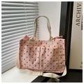 Detalle del bolso tote de pana rosa con estampado de corazones y asas tejidas - Rosa