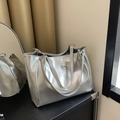 Grote zilveren glanzende tote bag met metalen strik en dubbele schouderbanden voor dames - Zilver