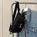 Détail du sac bandoulière en nylon noir avec broderie ruban rose et sangle ajustable - Noir