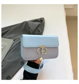 Hellblaue gestreifte Handtasche mit silbernem T-Schloss für stilvolles Pendeln - Blau