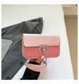 Rosa Schultertasche im Color-Block-Design mit gestreiftem Stoff und Silberverschluss - Rosa
