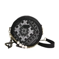 Elegante bolso redondo negro con bordado étnico y perlas grandes en cadena de oro fino - Negro