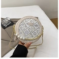 Elegante bolso bandolera redondo beige con bordado floral y detalles de perlas finas - Blanco
