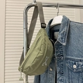 Détail du sac en nylon vert olive avec broderie blanche et bandoulière grise - Vert