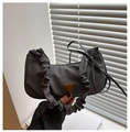Detalle del bolso bandolera gris oscuro con asa fruncida y placa triangular dorada - Negro