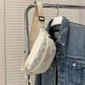 Dettaglio borsa a tracolla in nylon bianco con fiocco rosa e fibbia a tracolla regolabile - Bianco