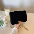 Zwarte fluwelen crossbodytas met V-vormig stiksel en elegante gouden kettingband - Zwart