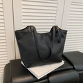 Bolso tote negro grande con textura de cuero vintage y hebillas doradas en la correa - Negro