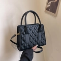 Elegante borsa a tracolla trapuntata nera con finiture dorate e tracolla regolabile - Nero