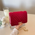 Rode gewatteerde fluwelen crossbodytas met gouden ketting en rechthoekig draaislot - Rood