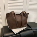 Bolso tote grande marrón oscuro con textura de cuero plisado y correas largas - Marrón
