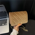 Gewatteerde fluwelen mini tas met goudkleurige ketting en metalen draaisluiting - Bruin