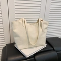 Bolso tote grande blanco crema con textura plisada y hebilla dorada ajustable - Blanco Roto
