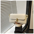 Detailansicht der cremeweißen Leder-Umhängetasche mit elegantem goldenem Drehverschluss - Weiß