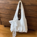 Borsa tote in pizzo bianco con ricami floreali e dettaglio fiocco in pizzo - Stile Con Ciondolo / Bianco Sporco
