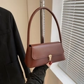 Sac bandoulière vintage marron foncé avec rabat épuré et boucle en métal doré - Marron