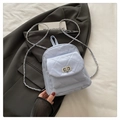 Elegante mochila acolchada azul claro con cierre giratorio plateado y correas de cadena - Azul