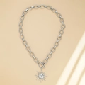 Collana con sole in acciaio inossidabile argento con catena a maglie e chiusura a barra - Collana con Ciondolo Sole Argentato (B9524)