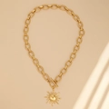Collana con ciondolo a sole dorato con catena spessa ritorta e chiusura OT in stile boho - Collana con Ciondolo Sole Dorato (B9523)
