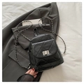 Mini mochila acolchada negra con cierre de metal plateado y correas de cadena - Negro