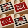 Vues détaillées de quatre sets de table en lin Saint-Valentin avec gnomes et cœurs - Ensemble Gnome Classique Rouge Noir 4Pcs (VPM027)