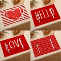 Détail de quatre sets de table en lin pour la Saint-Valentin avec motifs cœurs - Ensemble Cœur Rouge Blanc Minimaliste 4Pcs (VPM024)